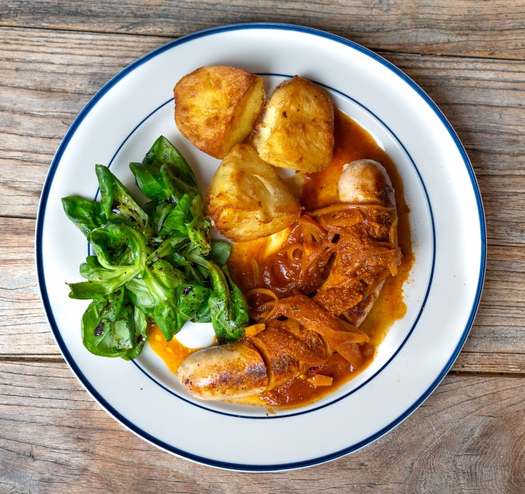Witte pens met tomatensaus met curry en gebakken aardappelen