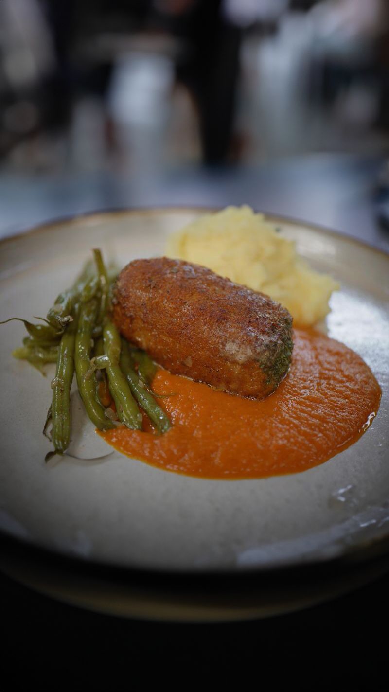 Boomstammetjes met puree, boontjes en tomatensaus