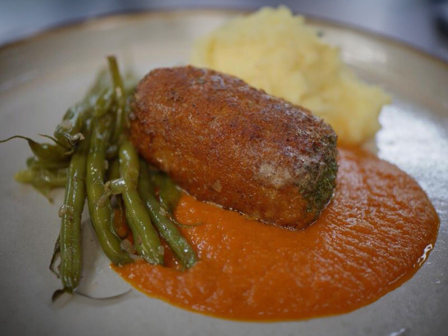 Boomstammetjes met puree, boontjes en tomatensaus