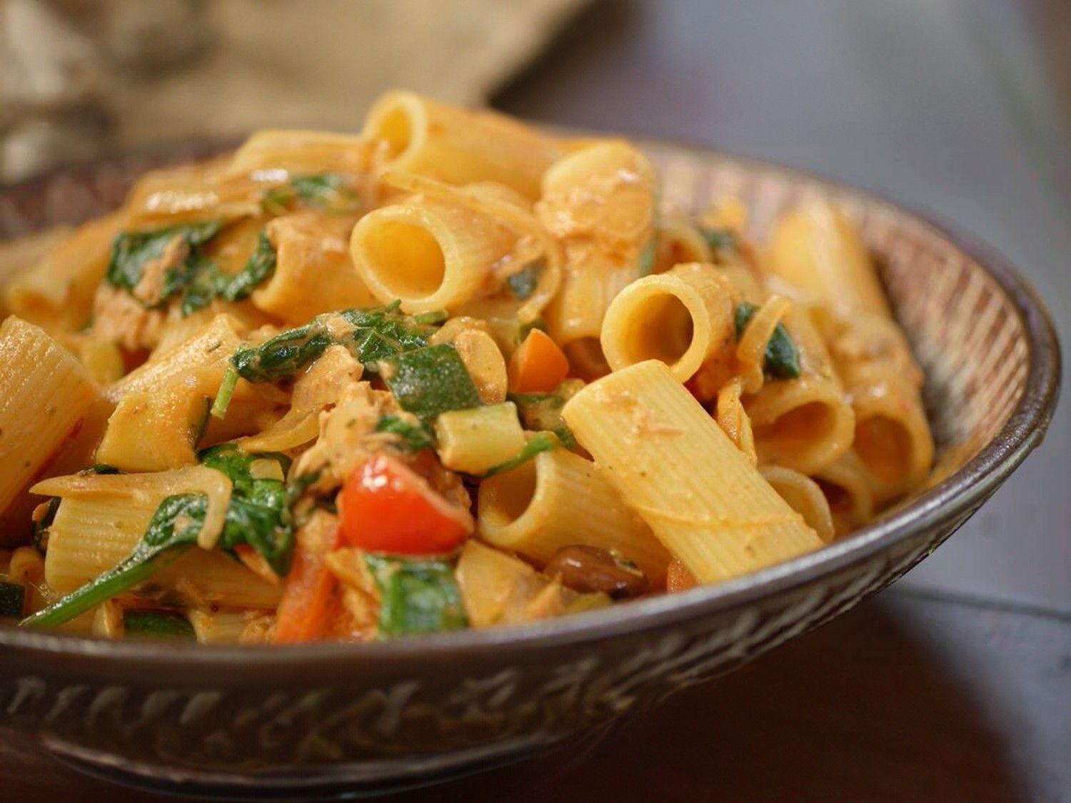 Pasta met champignons, tonijn, tomaat, paprika en mascarpone