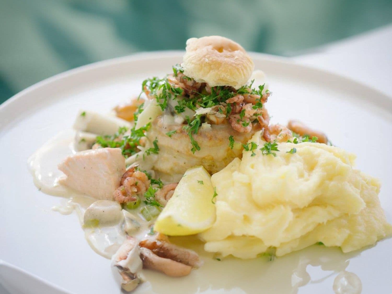 Koninginnenhapje met zalm, schelvis, mosselen en grijze garnalen