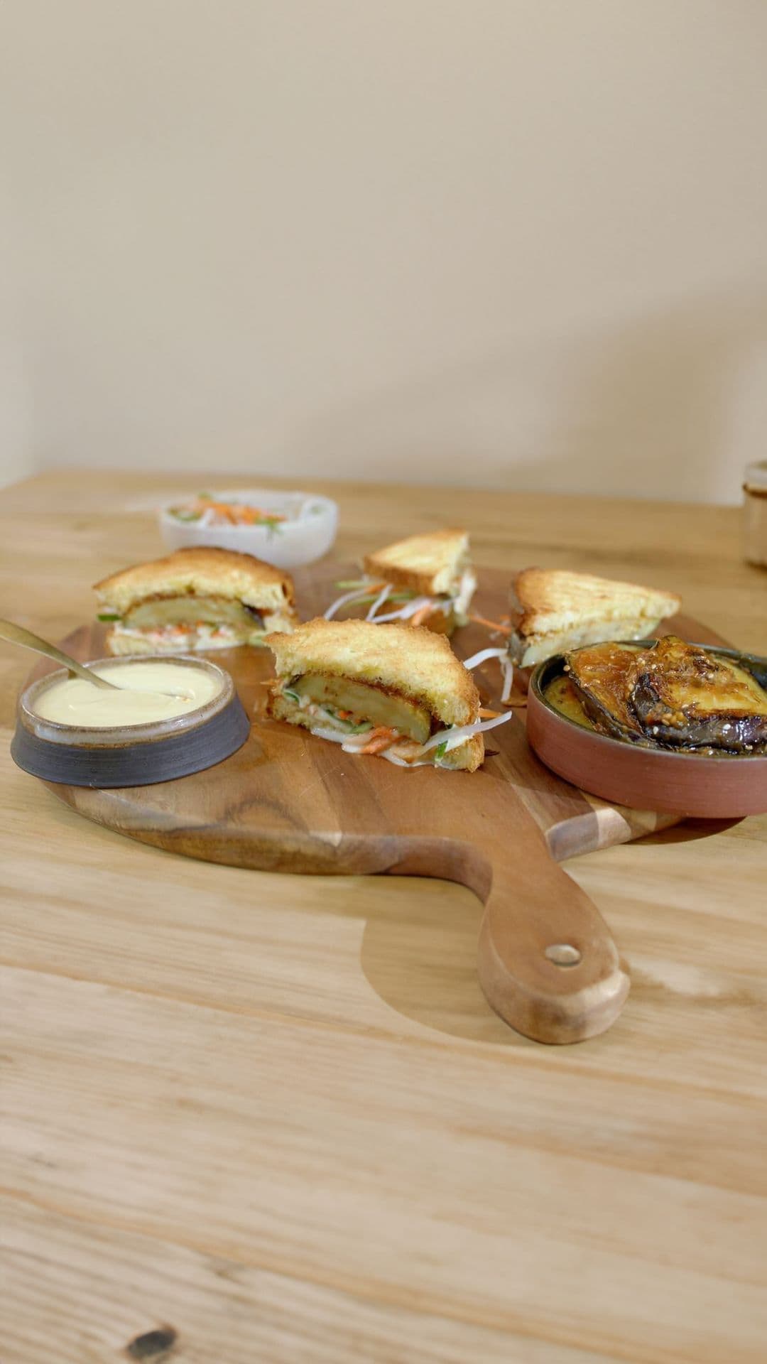 Japanse sandwich met aubergine, coleslaw en wasabidressing