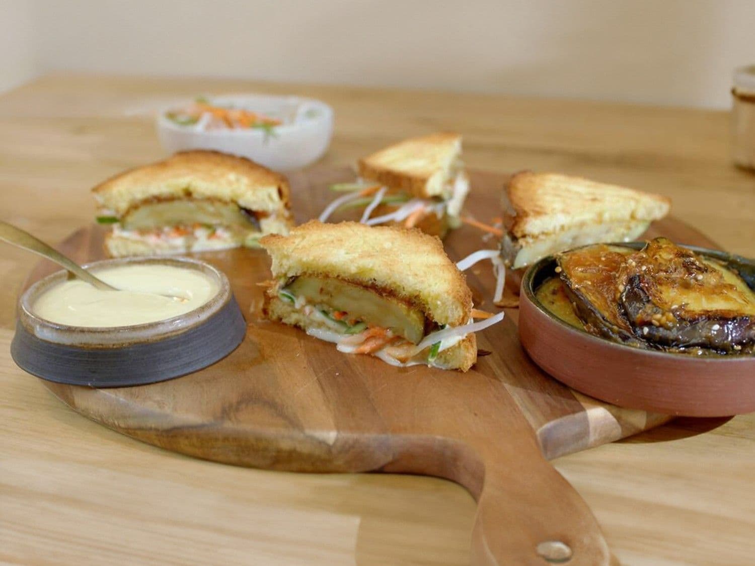 Japanse sandwich met aubergine, coleslaw en wasabidressing