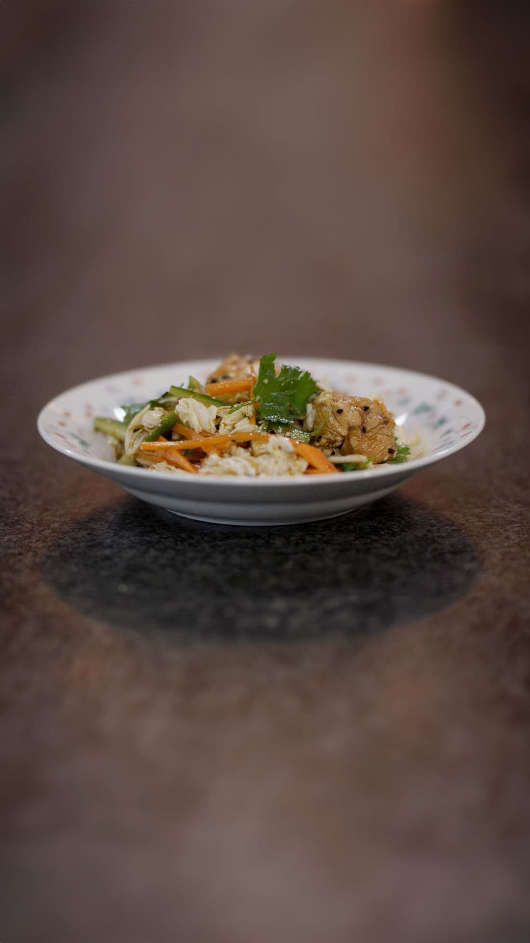 Salade met gemarineerde kip en sesam