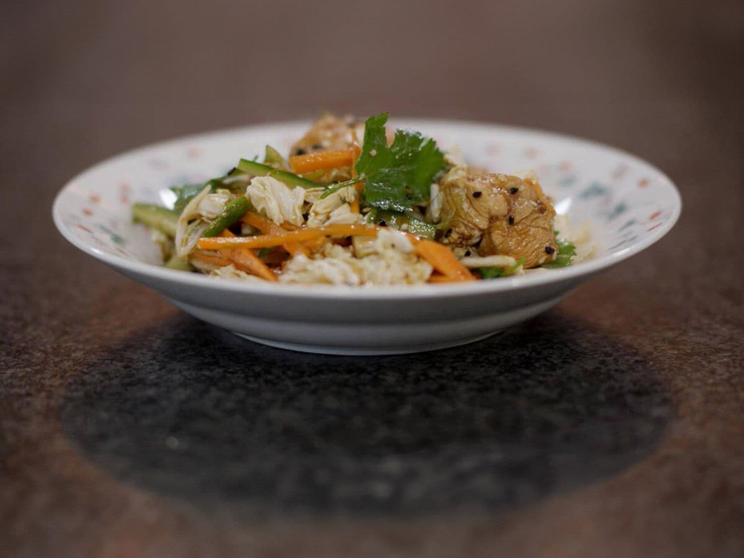 Salade met gemarineerde kip en sesam