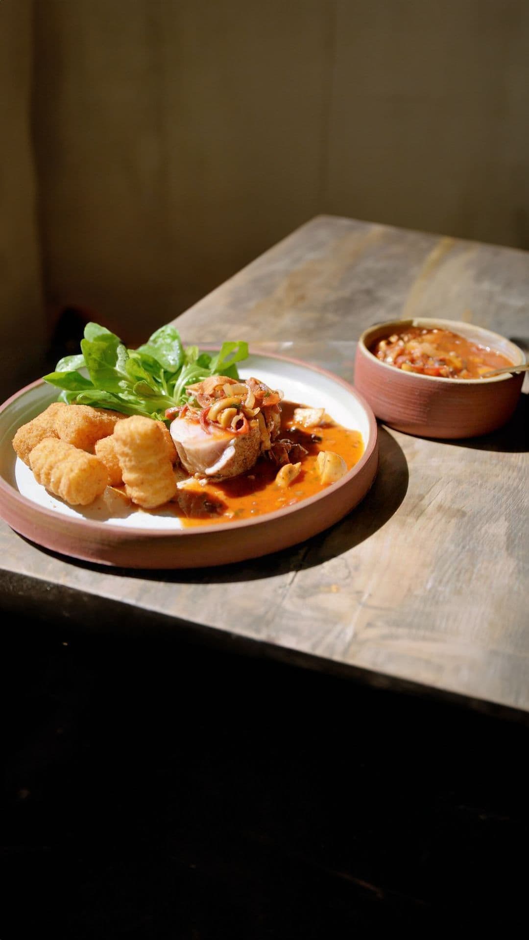 Varkenshaasje ‘zingara’ met kroketten en veldsla