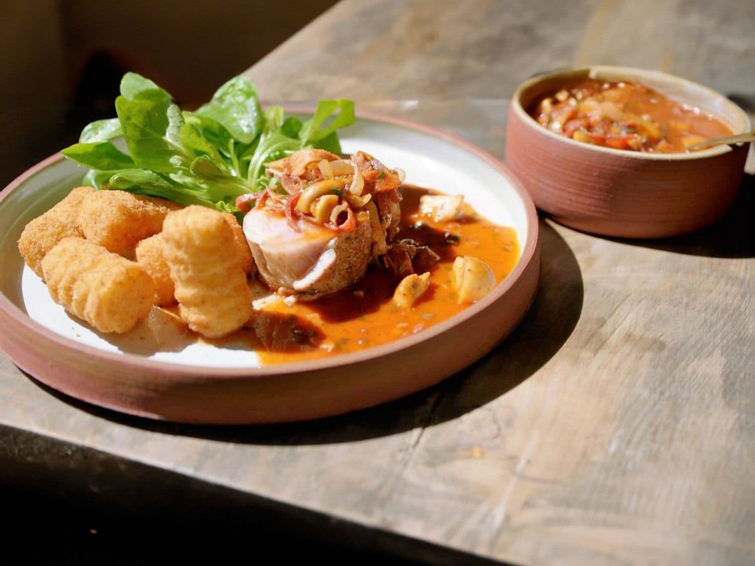 Varkenshaasje ‘zingara’ met kroketten en veldsla