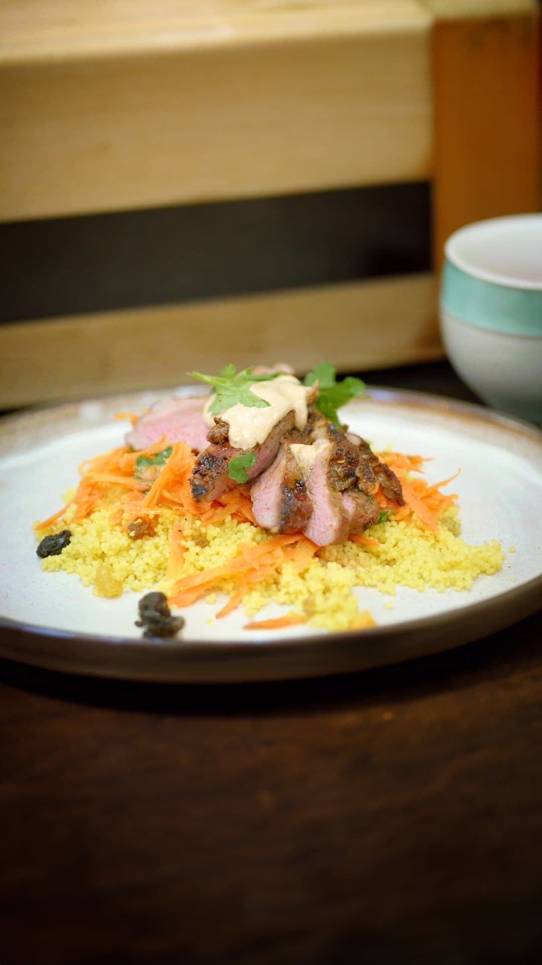 Lamsbout met couscous, wortelsla en tikka masalayoghurt