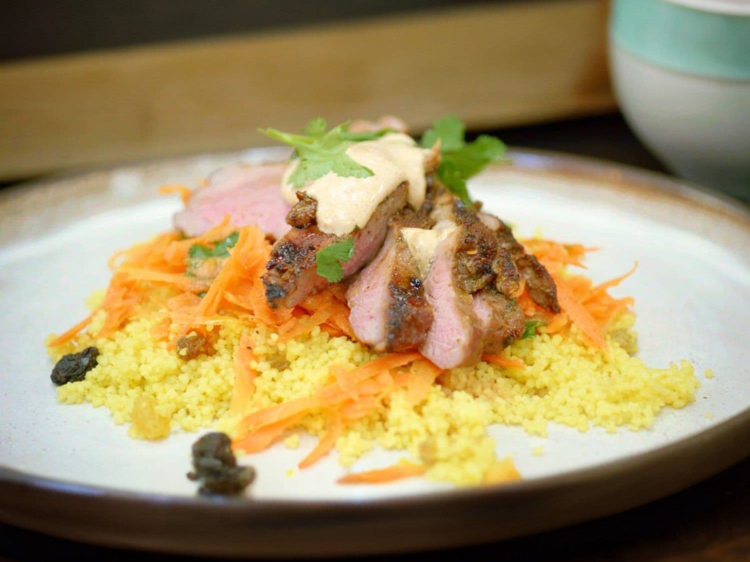 Lamsbout met couscous, wortelsla en tikka masalayoghurt