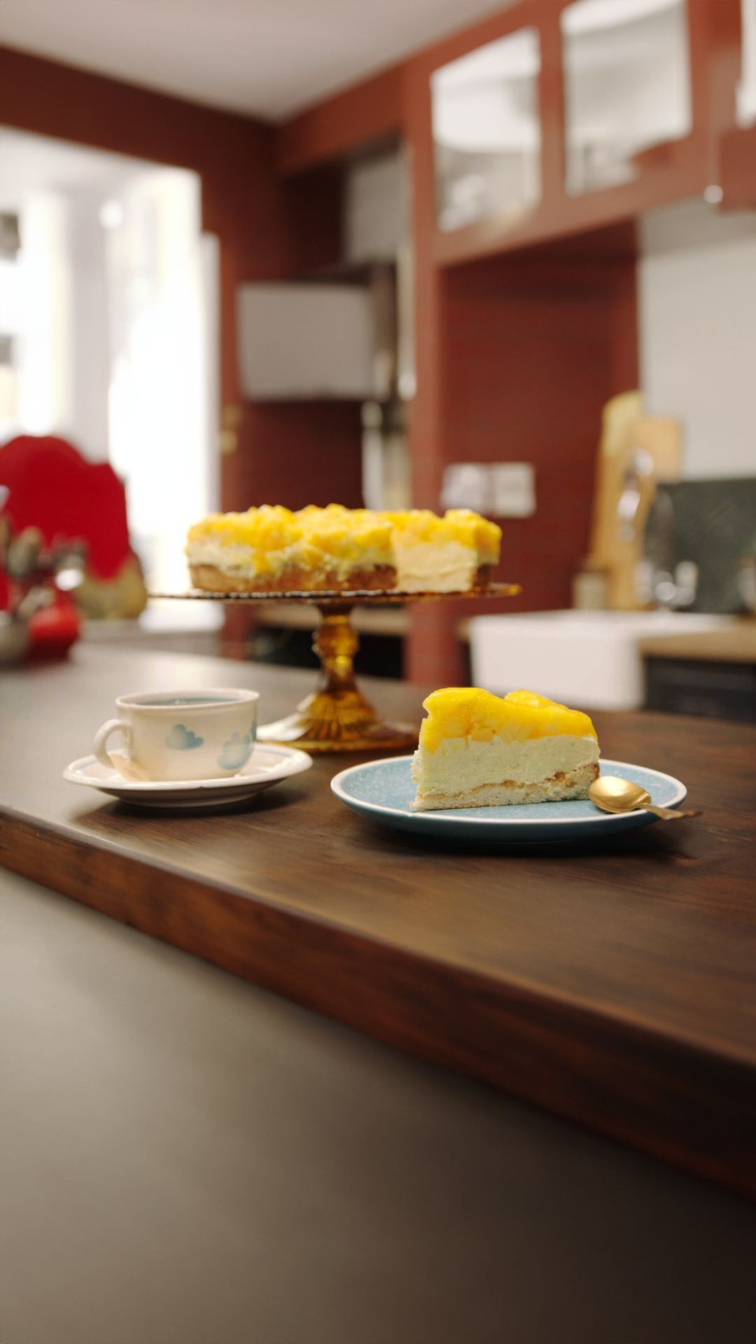 Taart met limoenpudding, ananas en mango