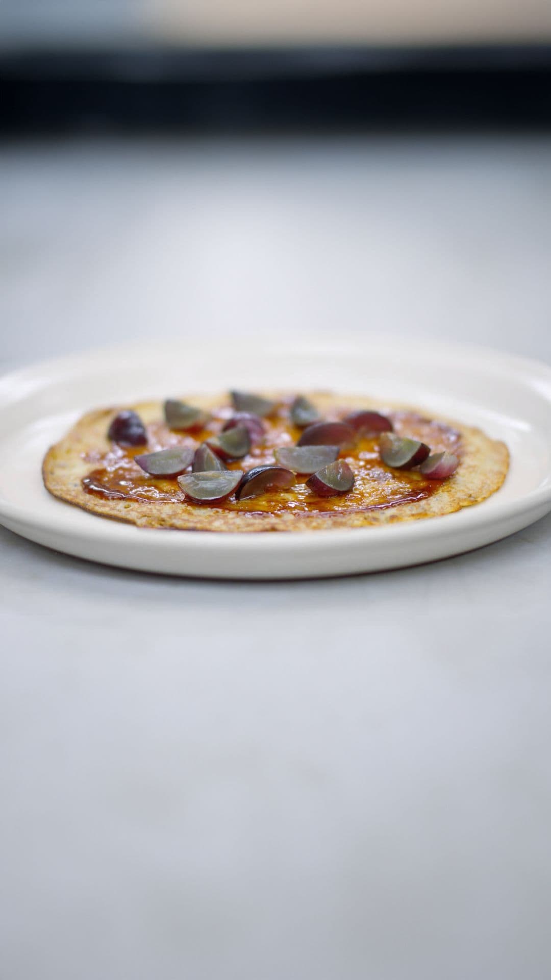 Havermoutpannenkoeken met druiven en stroop