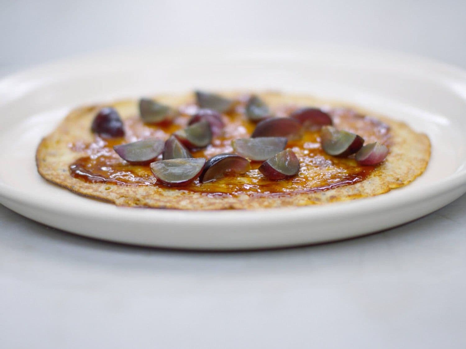 Havermoutpannenkoeken met druiven en stroop