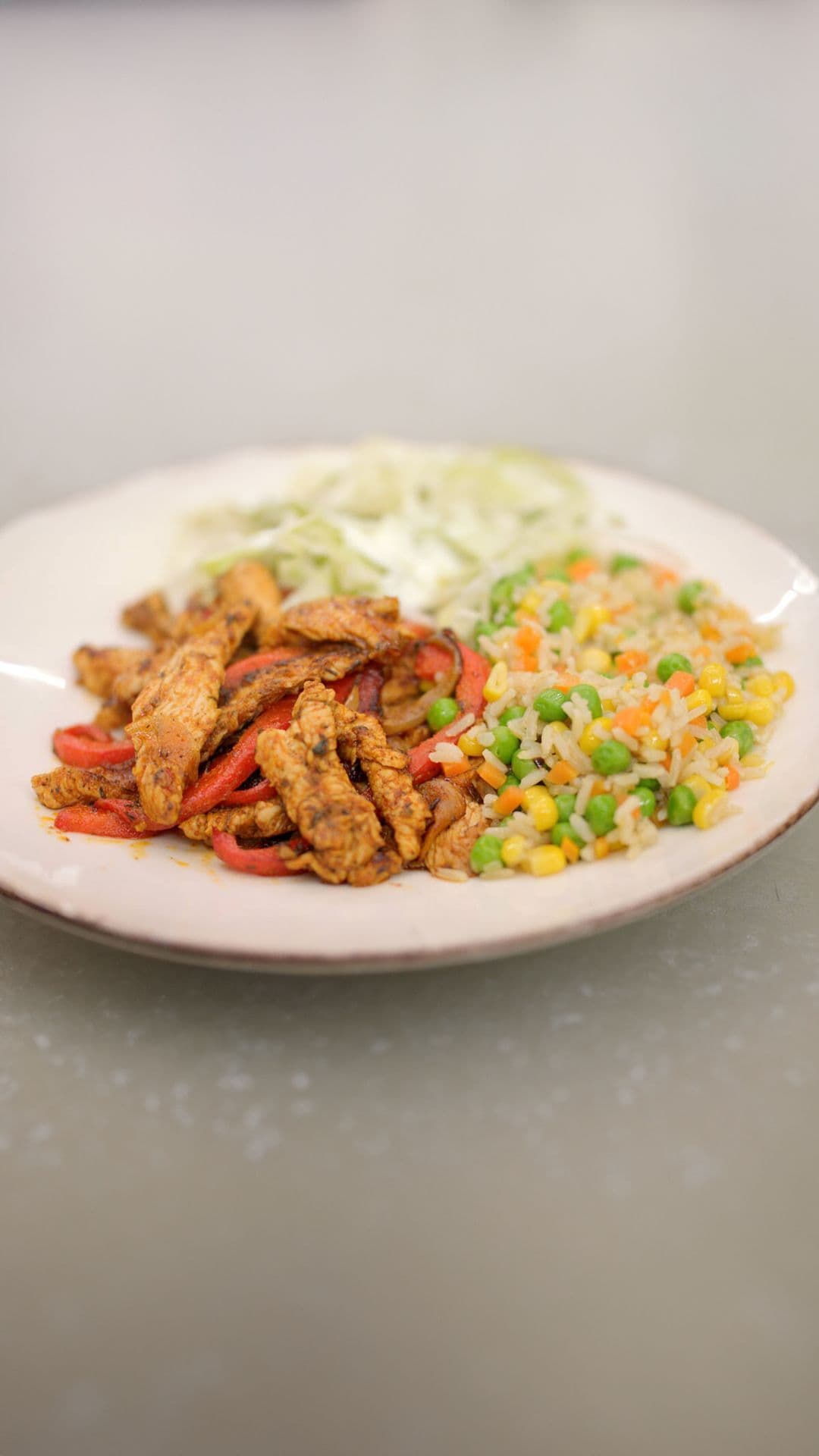 Gyros van kalkoen met groenterijst