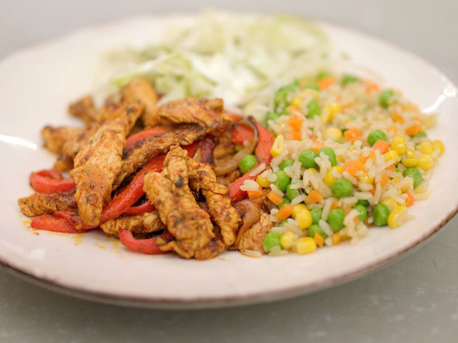 Gyros van kalkoen met groenterijst