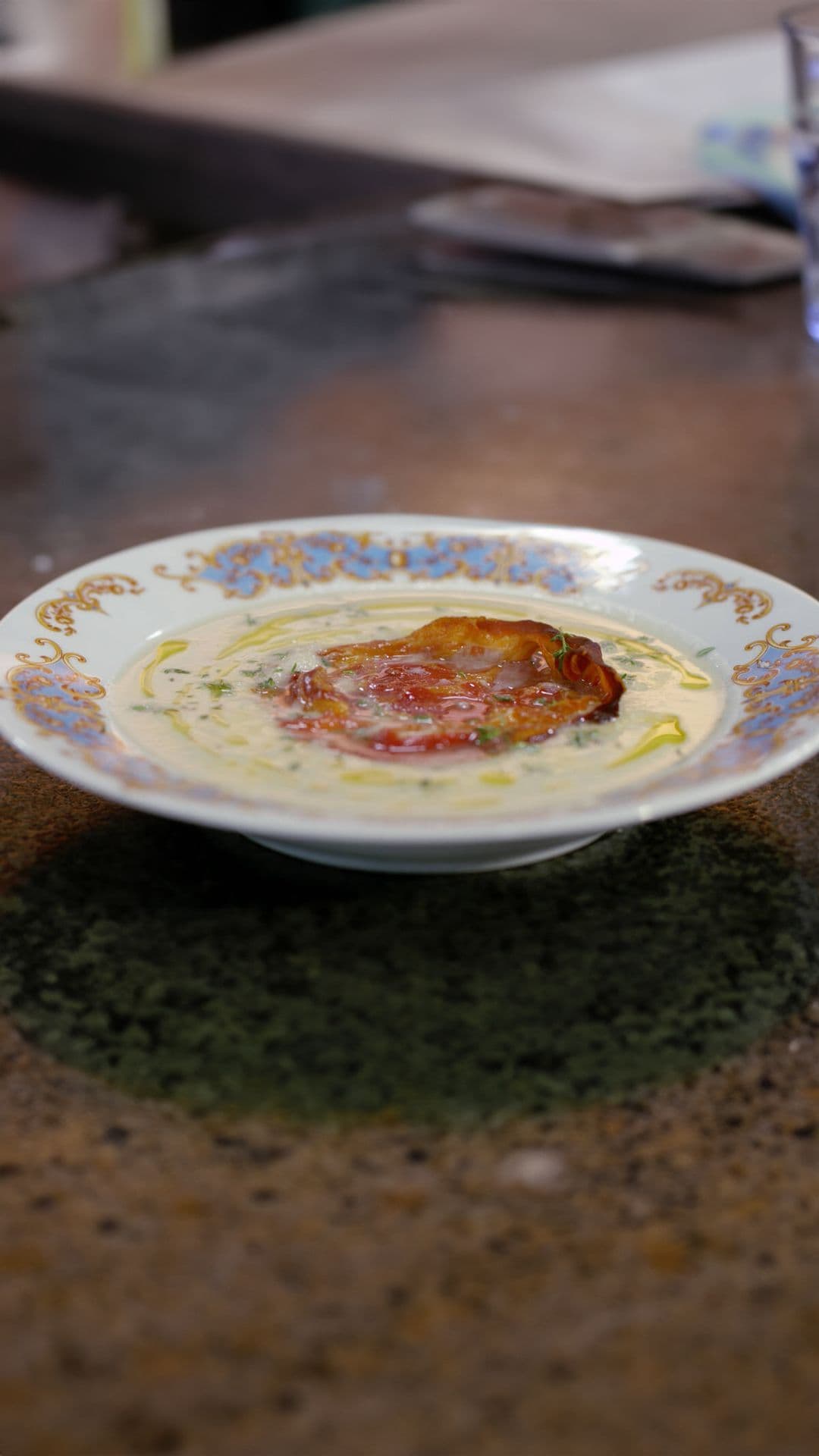 Knolseldersoep met witbier, cheddar  en geroosterde pancetta