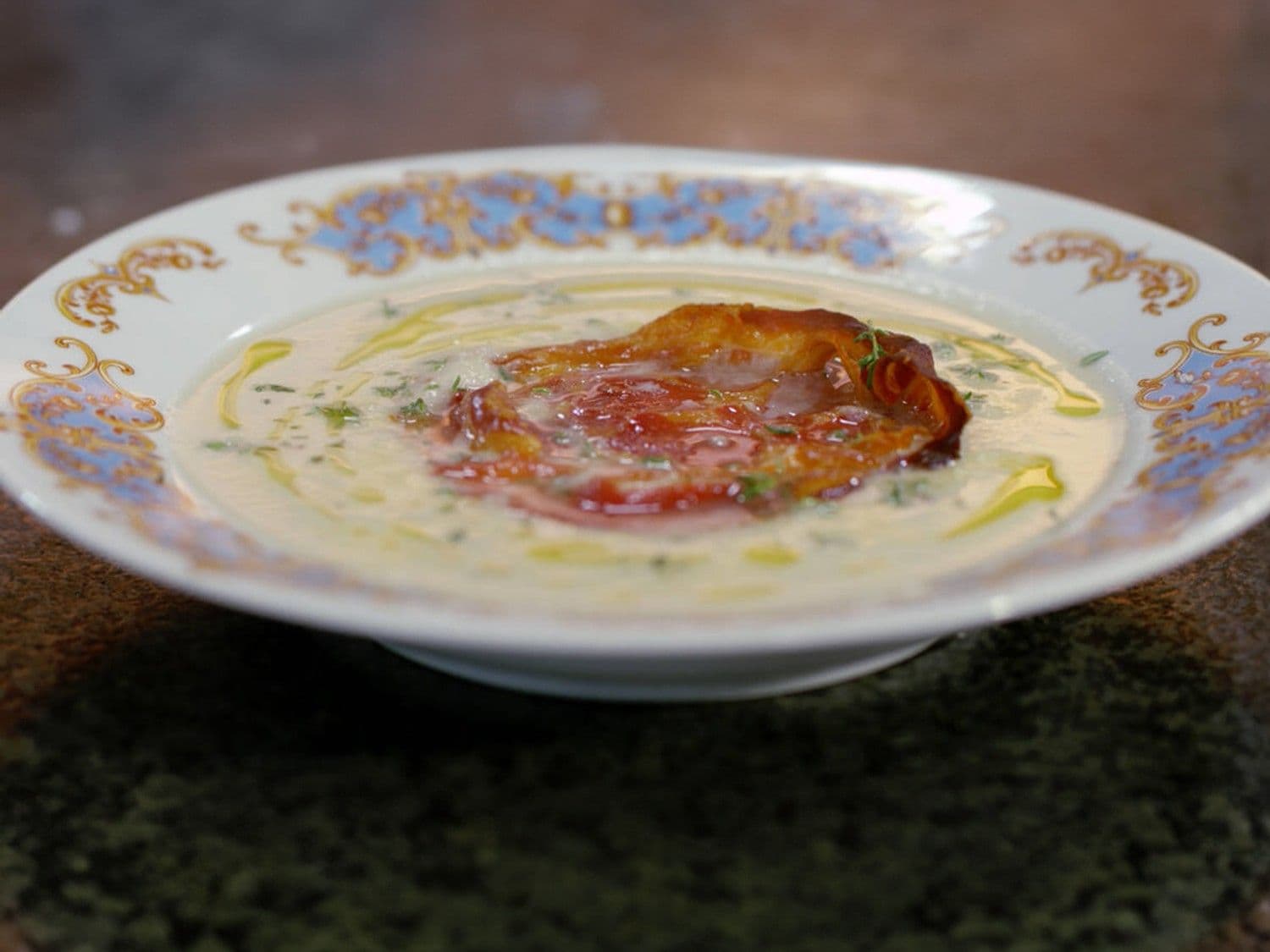 Knolseldersoep met witbier, cheddar  en geroosterde pancetta