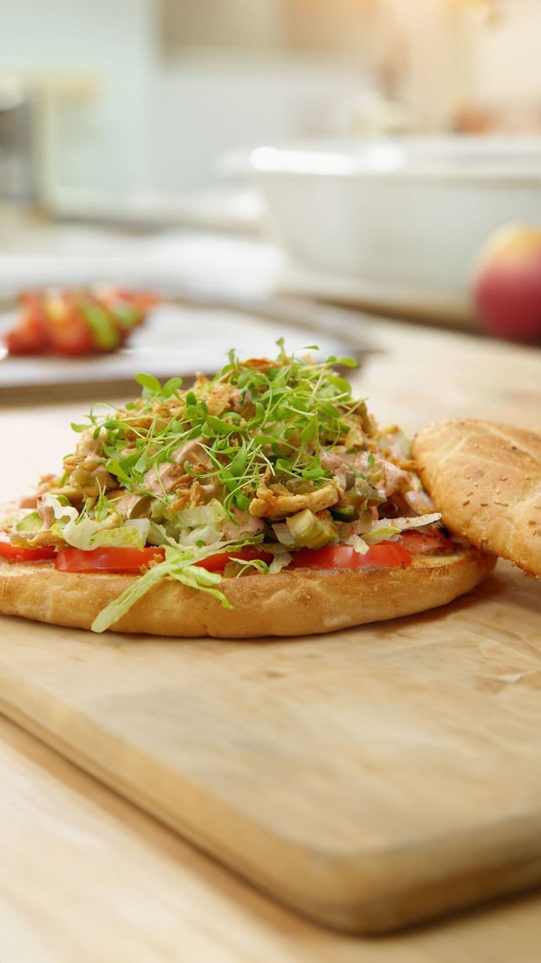 Turks brood met gegrilde kipsla, tandooridressing en avocado