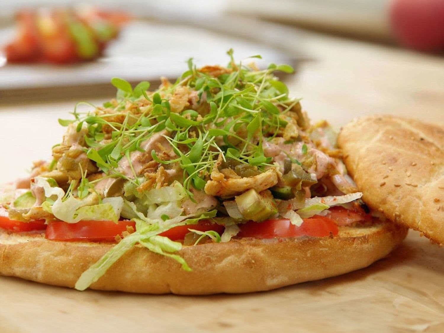Turks brood met gegrilde kipsla, tandooridressing en avocado