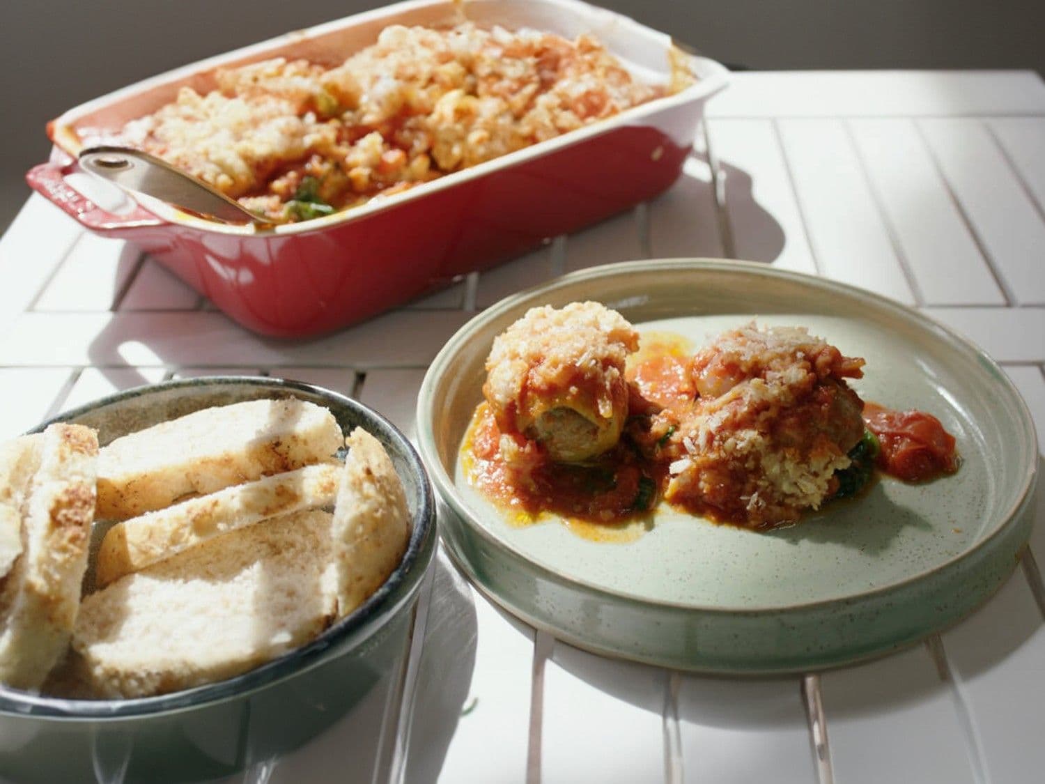 Rollade van aubergines met gehakt, spinazie en tomatensaus