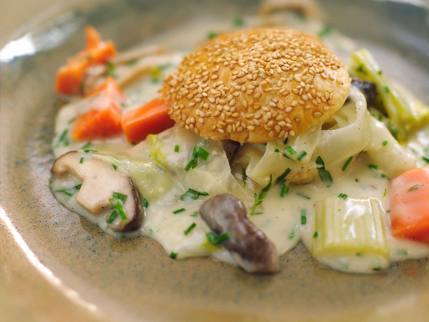 Herfstige groentefricassee tussen een bladerdeegje