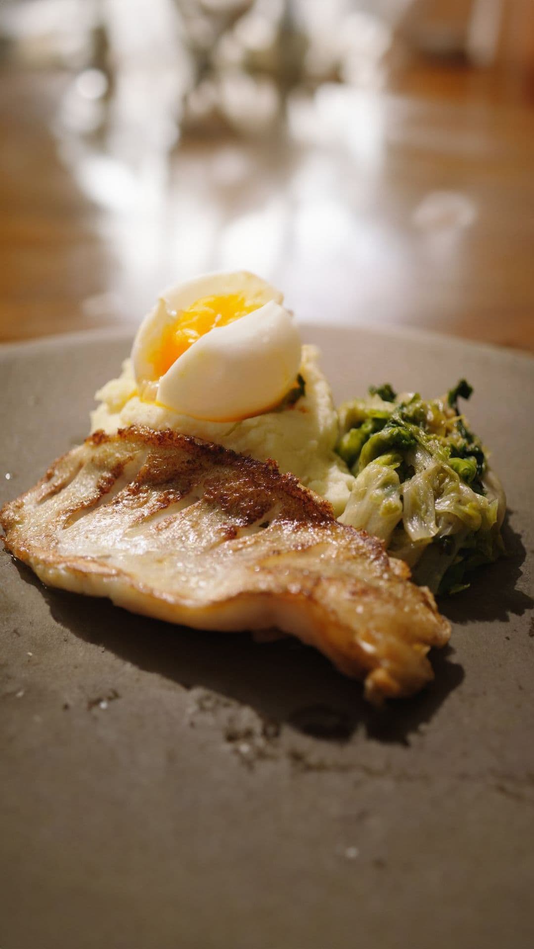 Gebakken steenbolk met gestoofde andijvie en beurre noisette puree