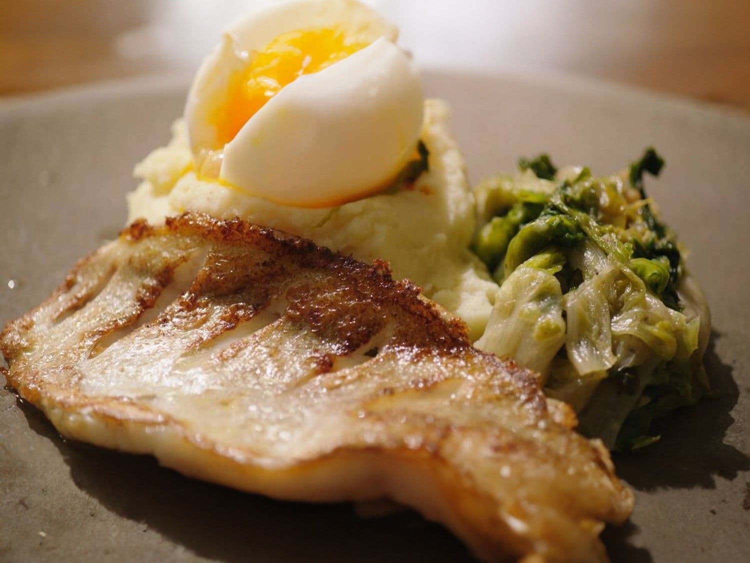 Gebakken steenbolk met gestoofde andijvie en beurre noisette puree