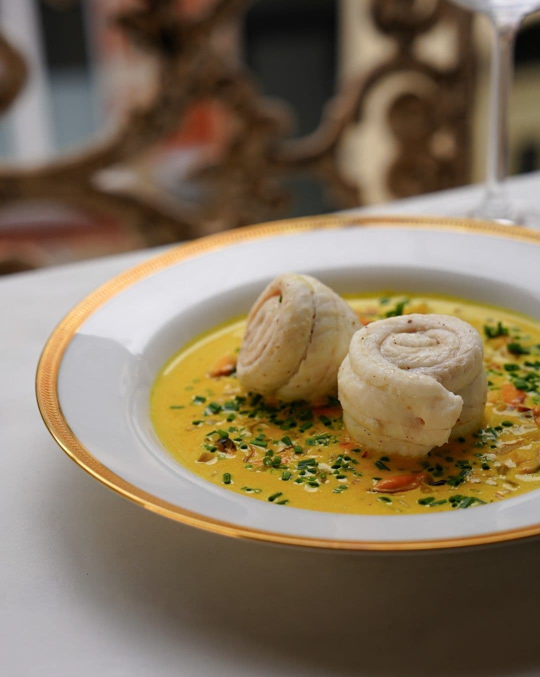 Gestoomde zeetong met venkel, mosseljus met curry en bieslook