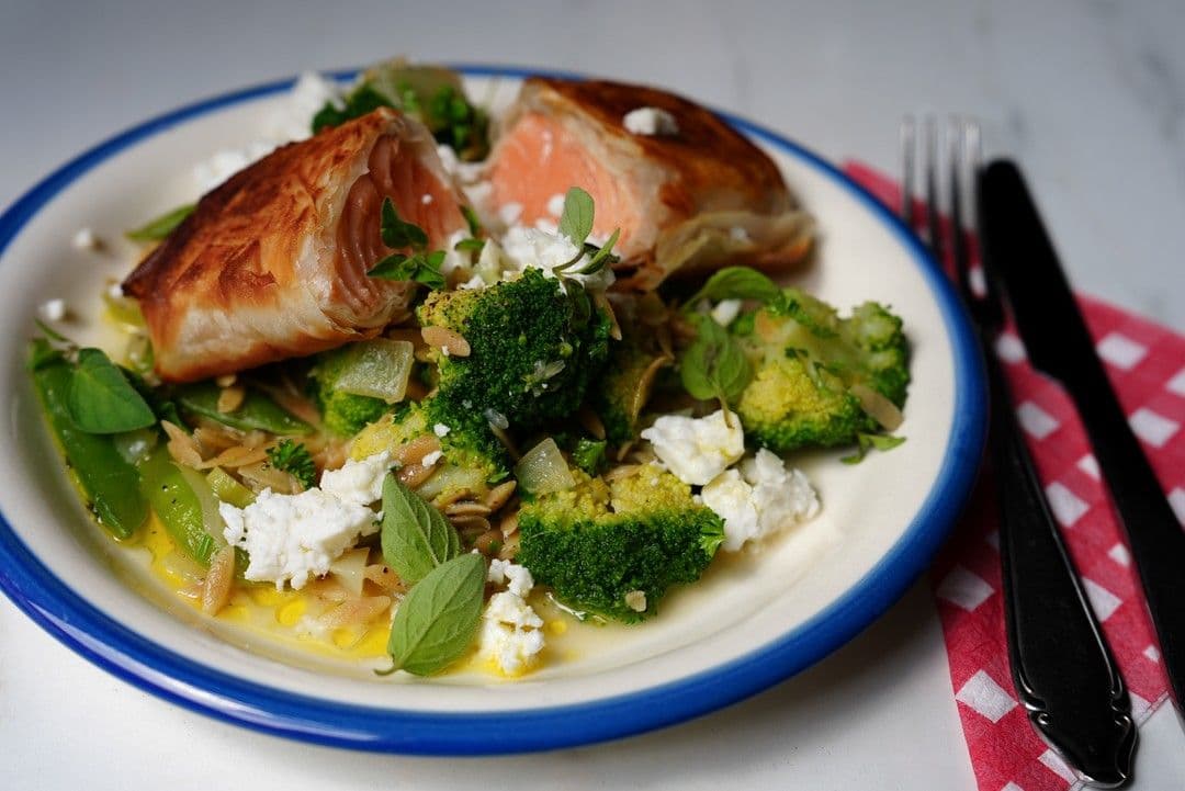 Zalm in filodeeg met risotto van orzo en broccoli