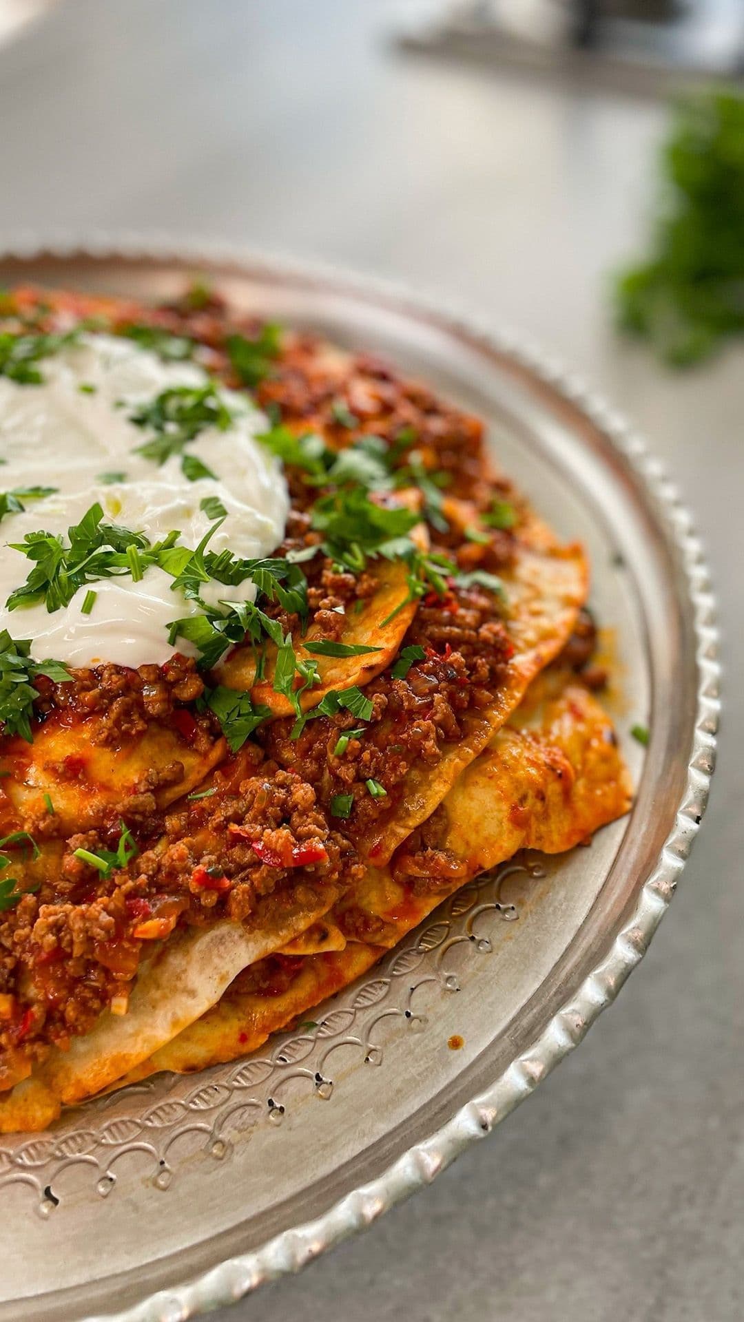 Hartige taart van flatbread met gehaktsaus