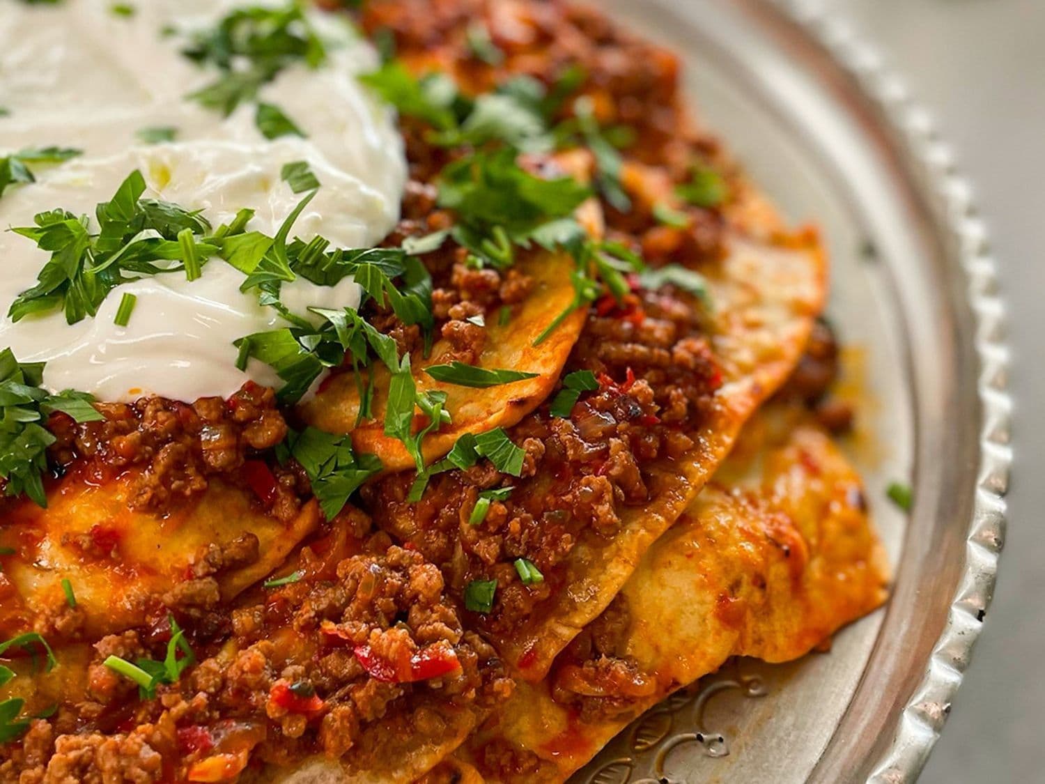 Hartige taart van flatbread met gehaktsaus