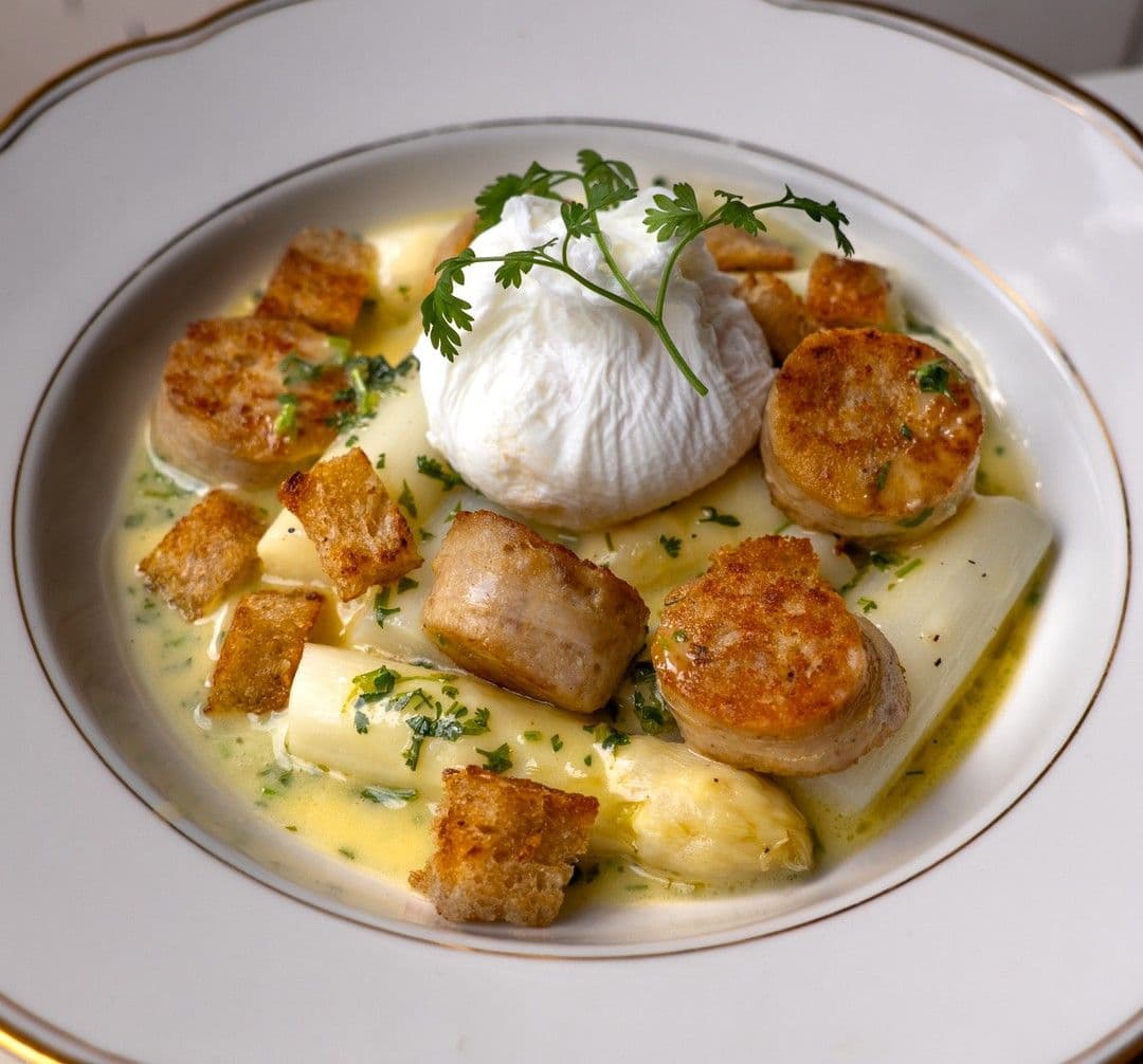 Stoofpotje van asperges en witte pens met beurre blanc van kervel
