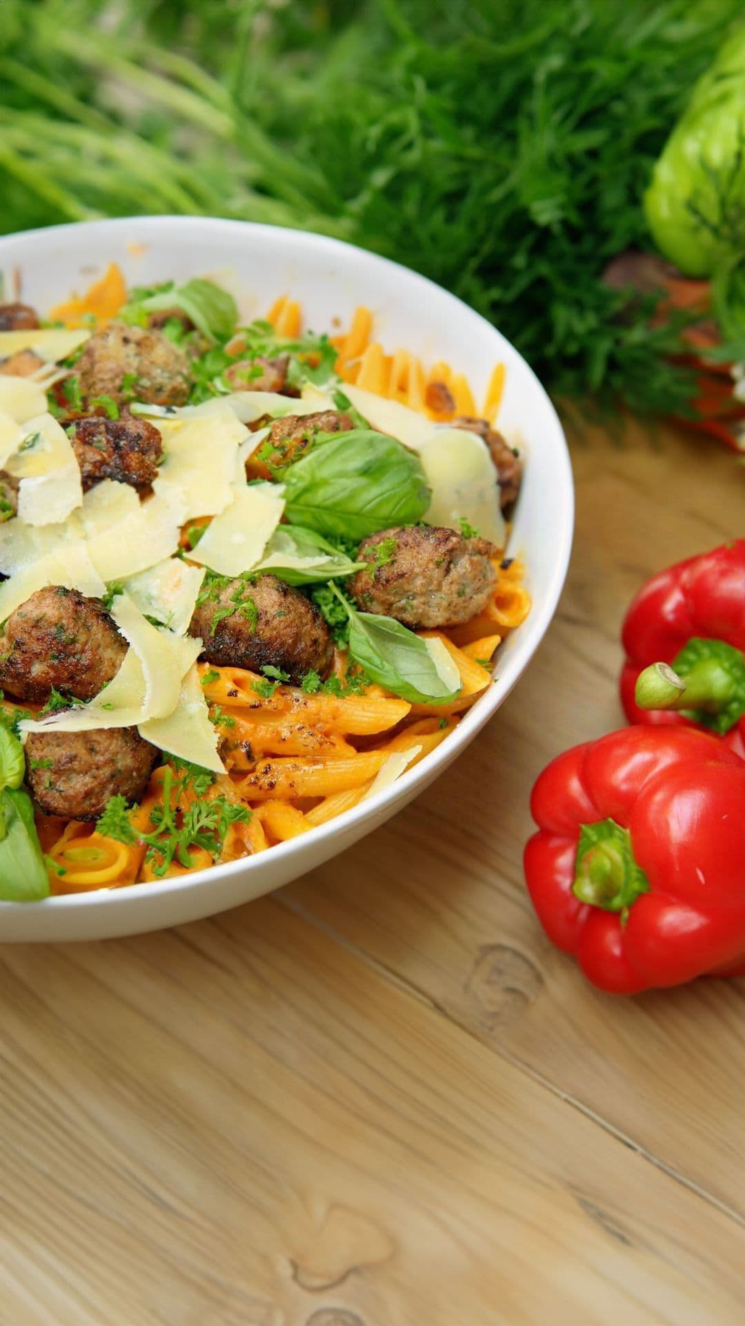 Penne met polpette, paprika en champignons