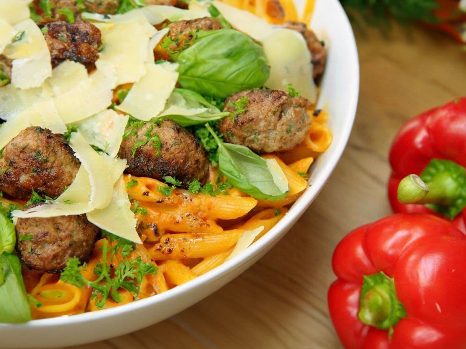 Penne met polpette, paprika en champignons