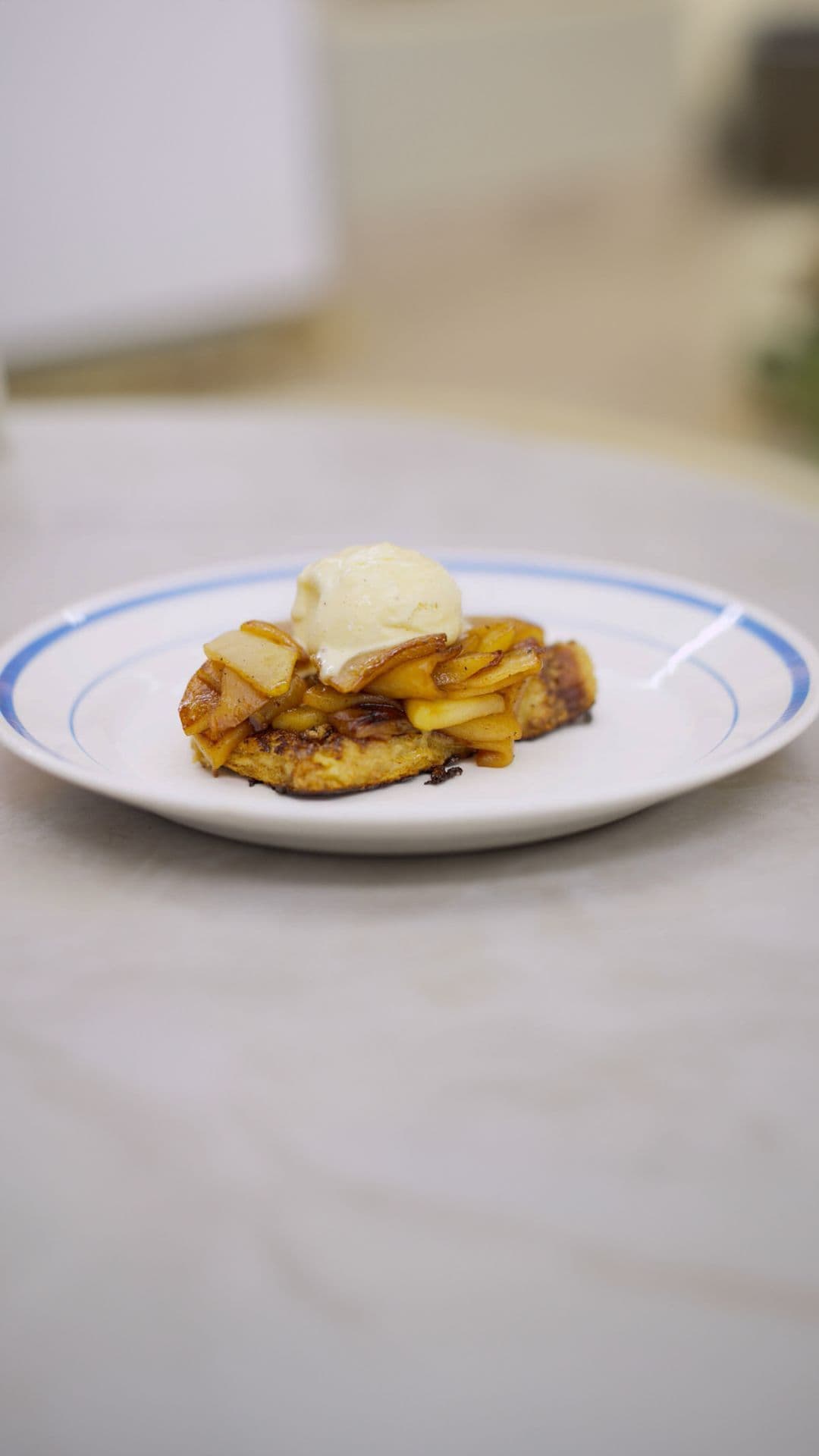 Verloren brood van brioche met appel en ijs