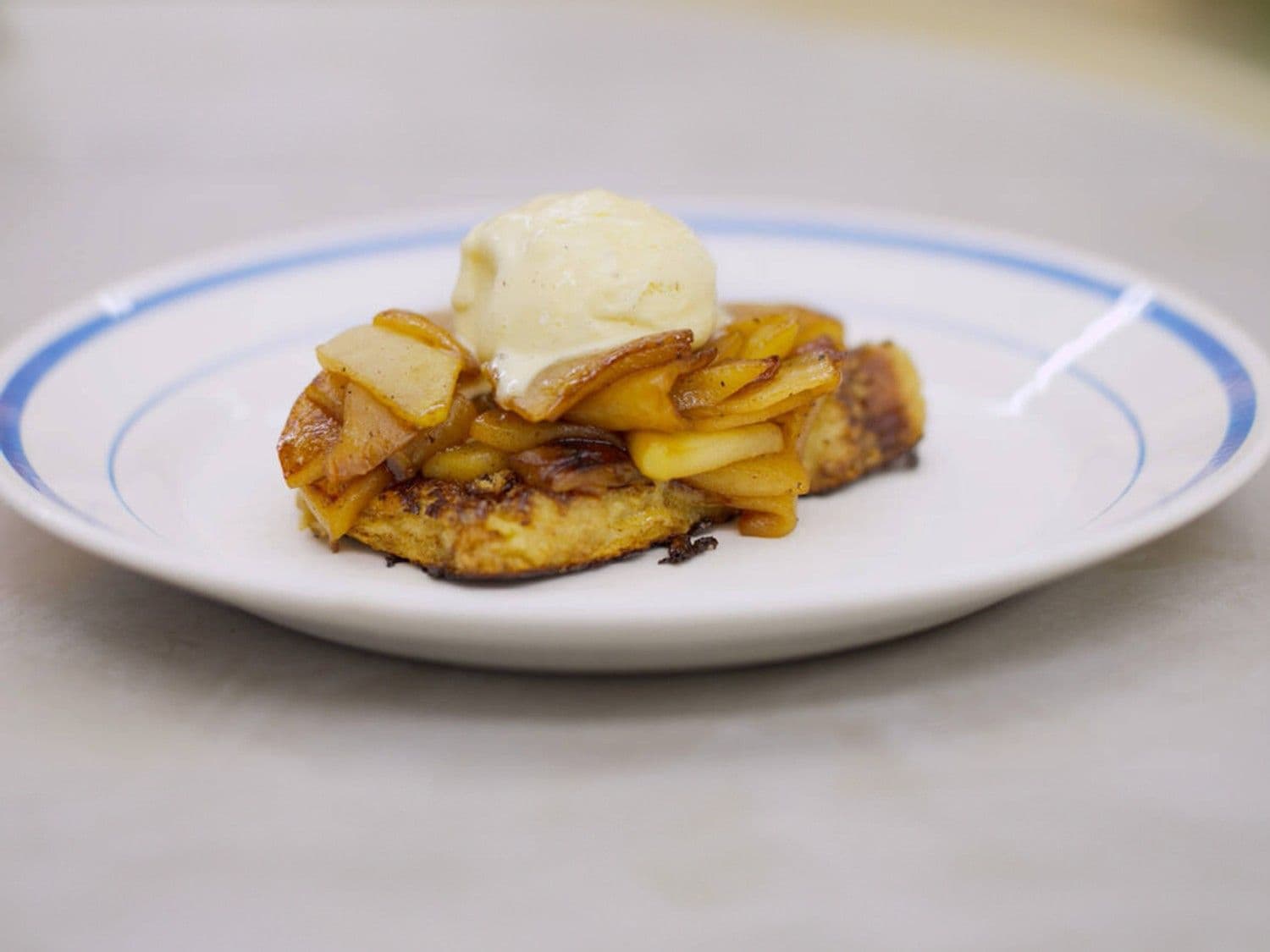 Verloren brood van brioche met appel en ijs