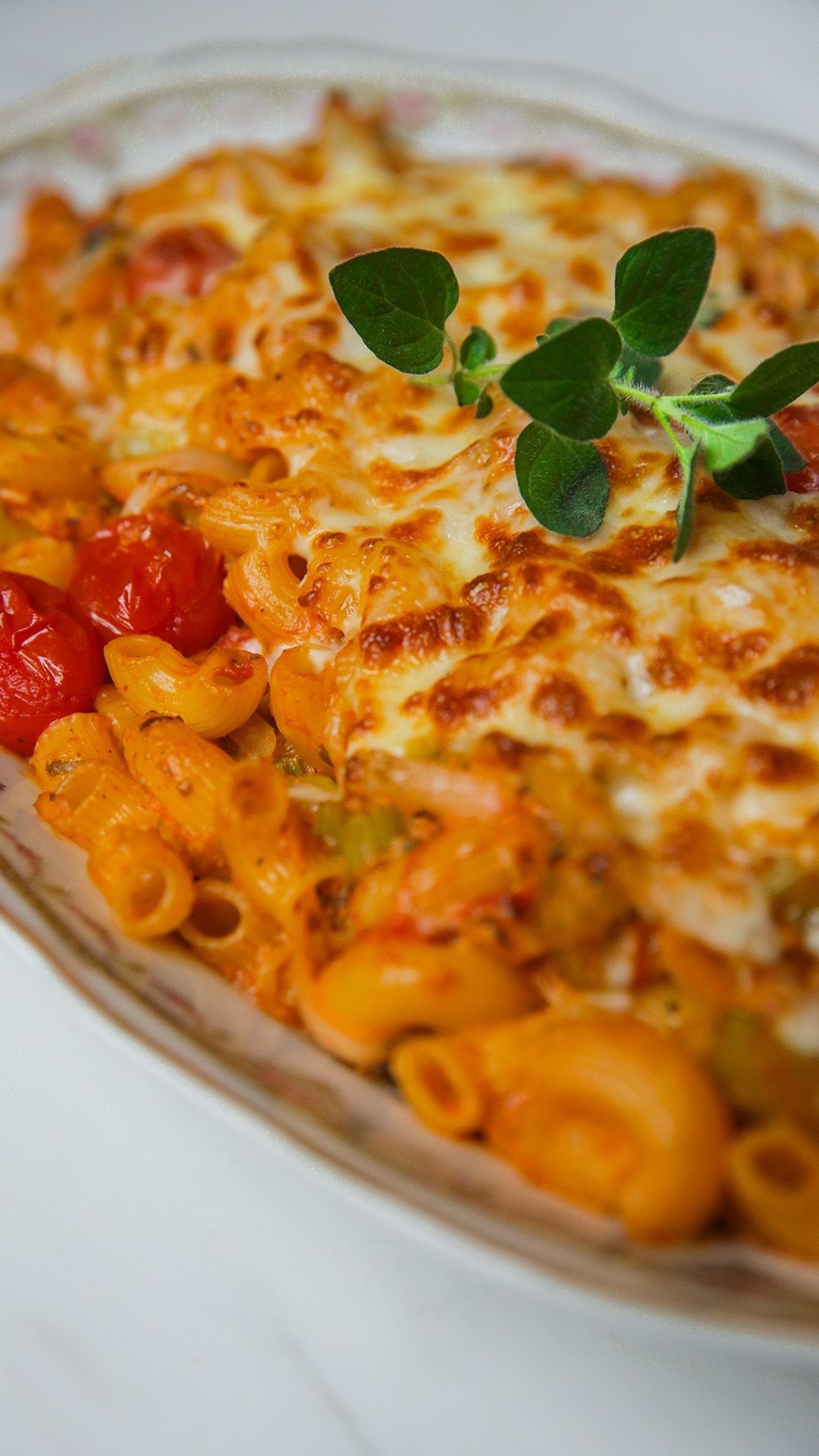 Gegratineerde macaroni puttanesca met tonijn