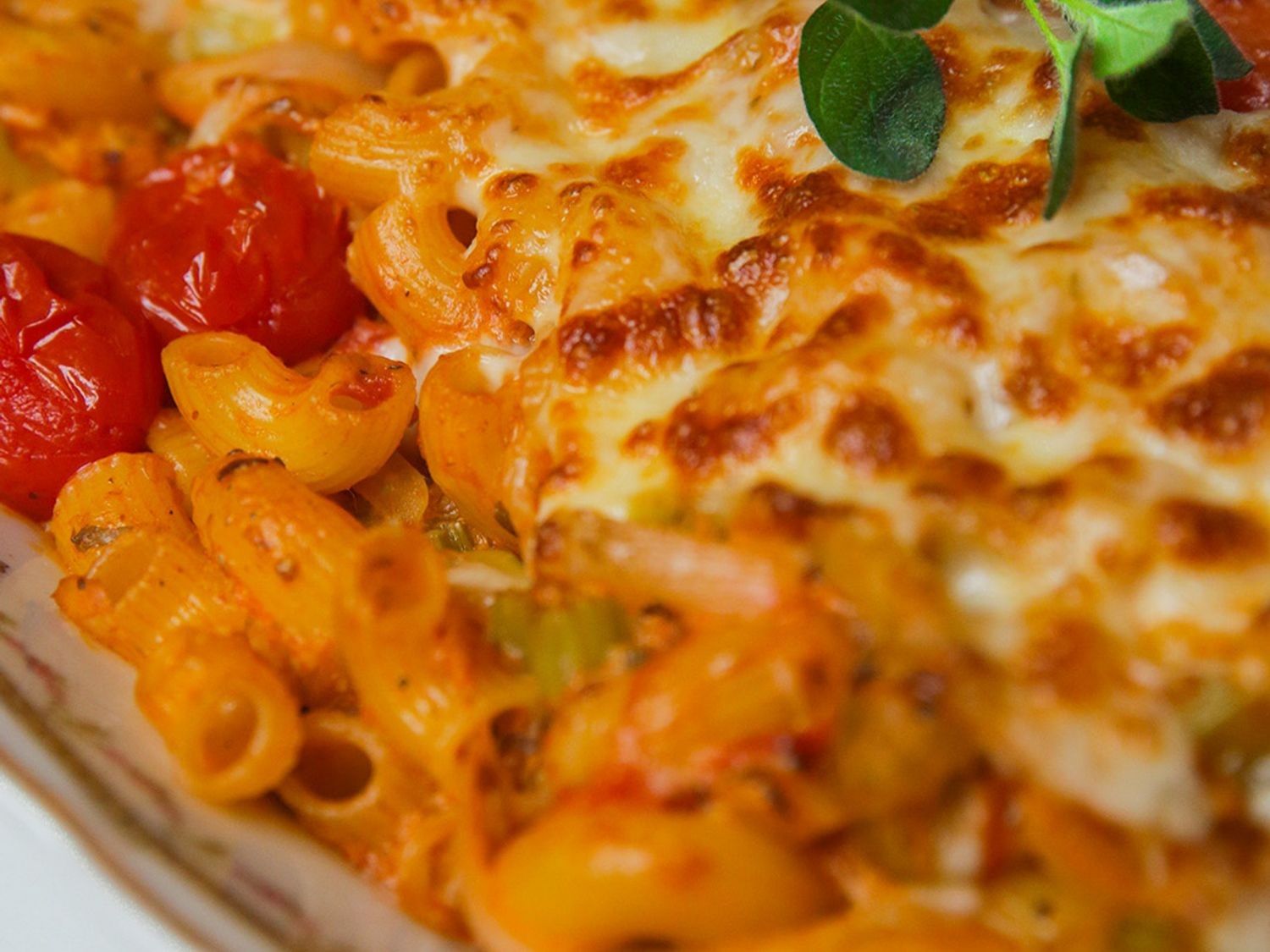 Gegratineerde macaroni puttanesca met tonijn
