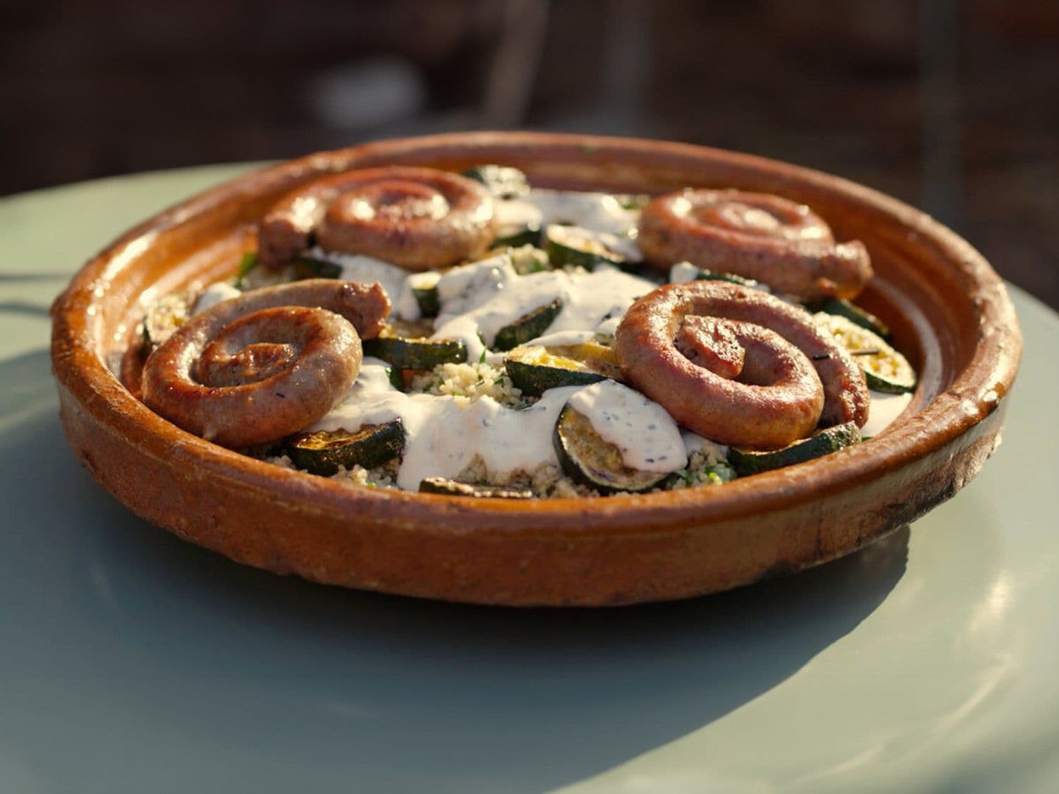 Chipolata met pikante courgette, couscous en een sesamsaus