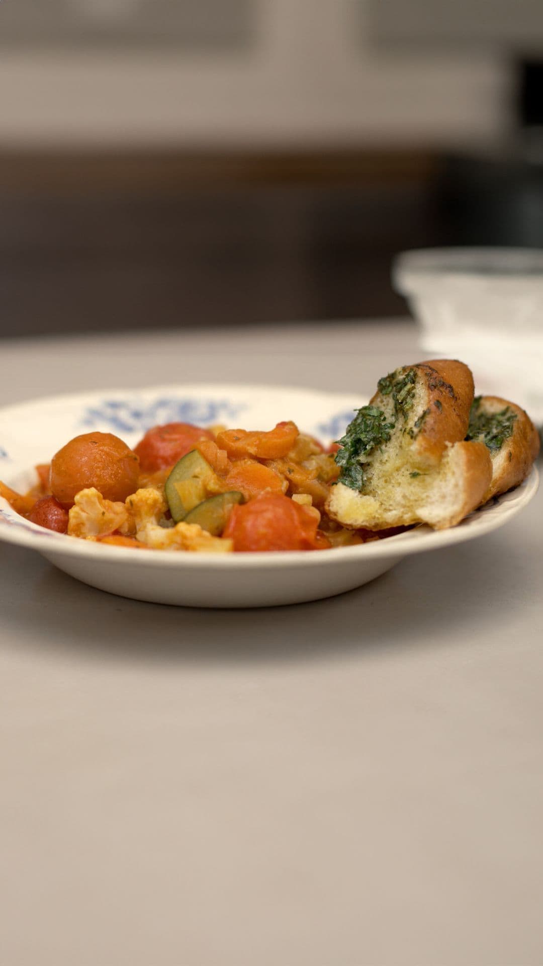Veggie groentecassoulet met lookbroodjes