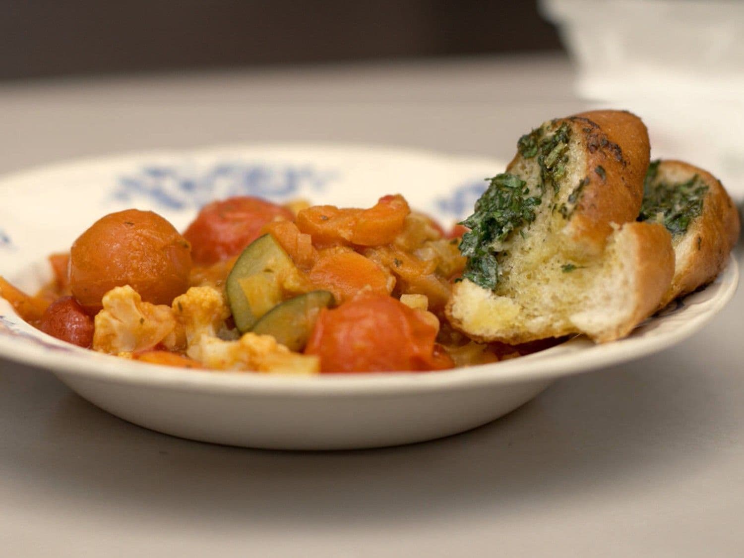 Veggie groentecassoulet met lookbroodjes