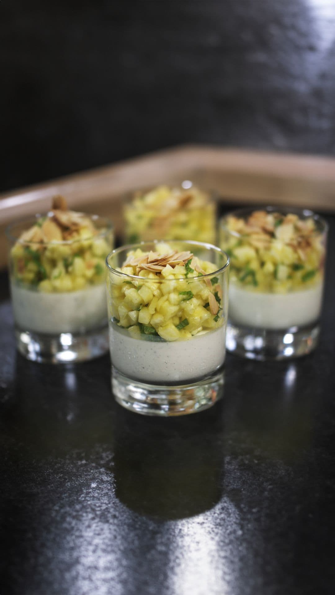 Panna cotta van yoghurt met verse ananas en amandel