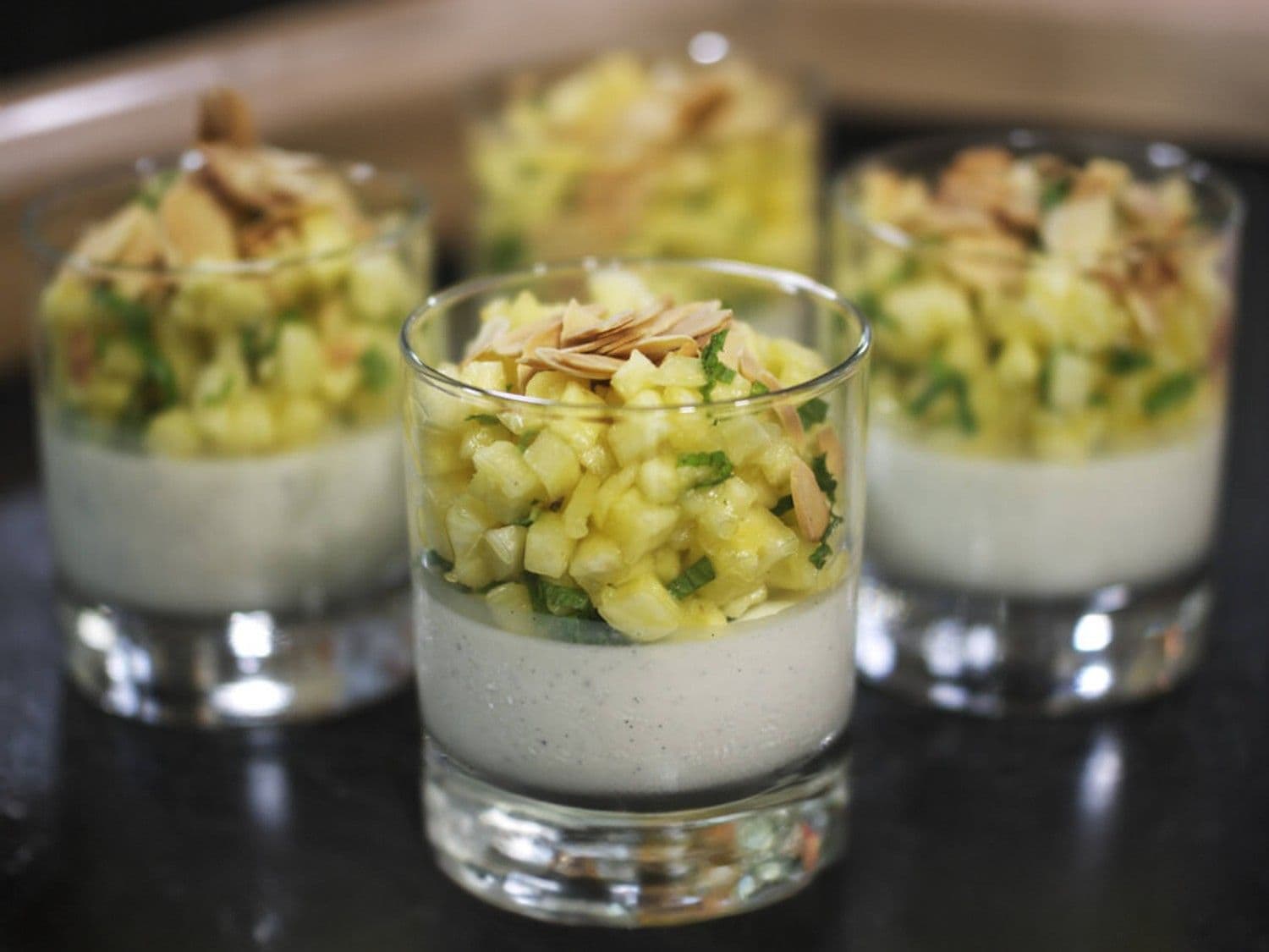 Panna cotta van yoghurt met verse ananas en amandel
