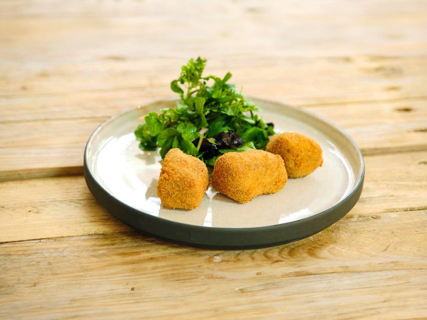 Vleeskroketje van konijn en een salade met pruimen