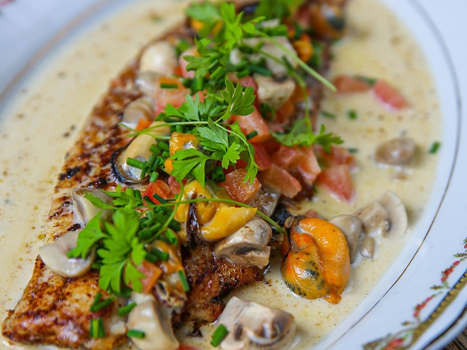 Zeetong met duglérésaus en mosselen 