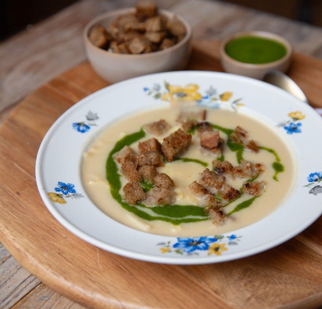 Pastinaaksoep met lavasolie en broodcroutons