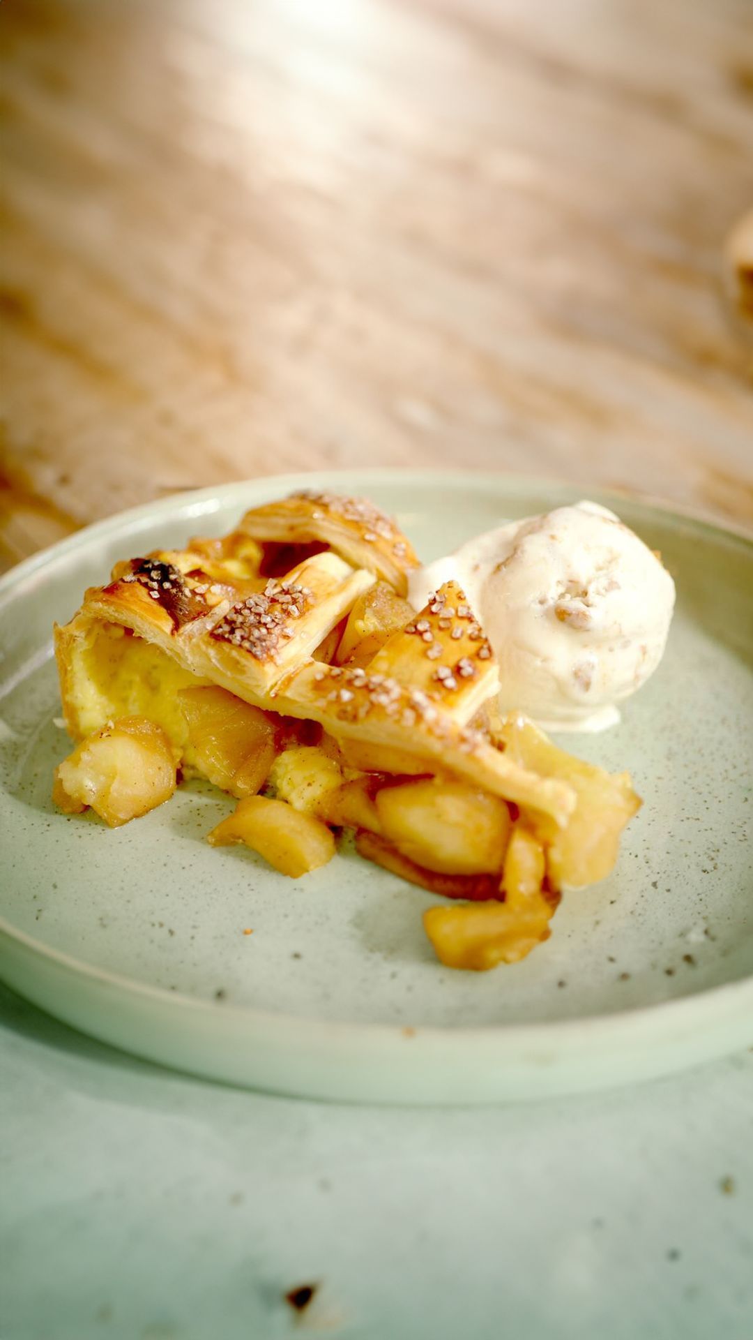 Appeltaart met kaneelpudding en speculaasijs