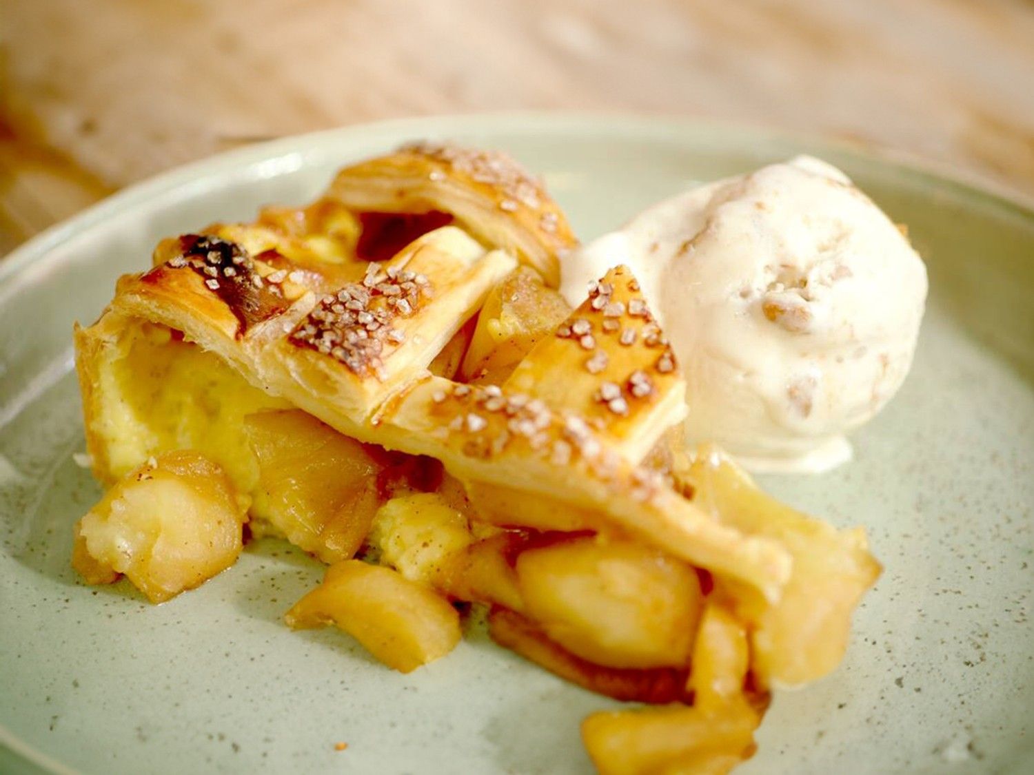 Appeltaart met kaneelpudding en speculaasijs