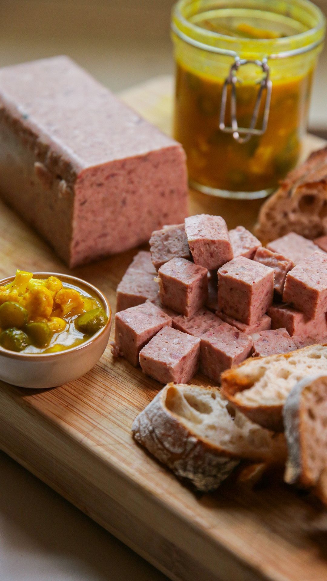 Huisgemaakte kipkap en pickles
