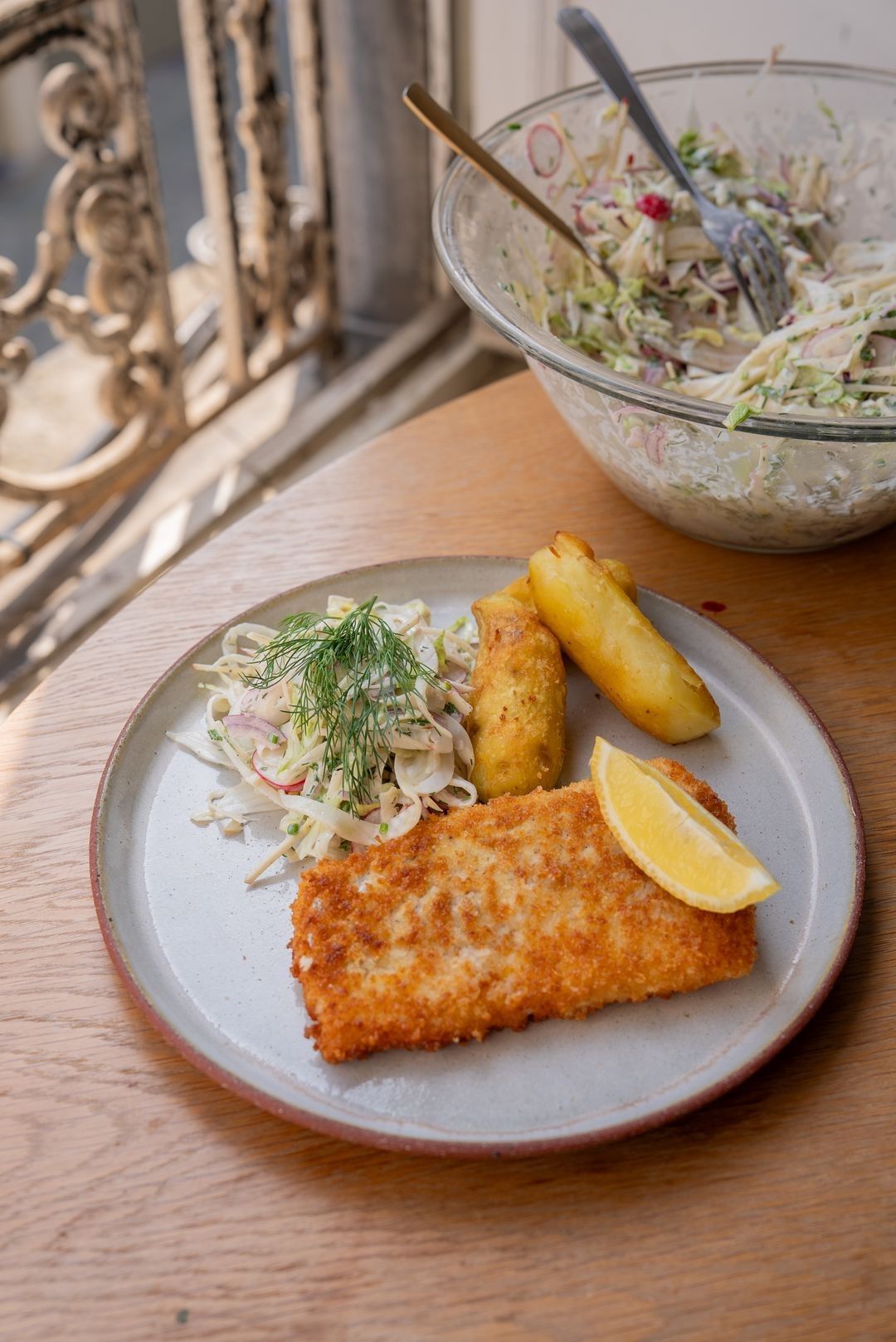 Schelvisschnitzel met venkelcoleslaw en vastkookaardappelen
