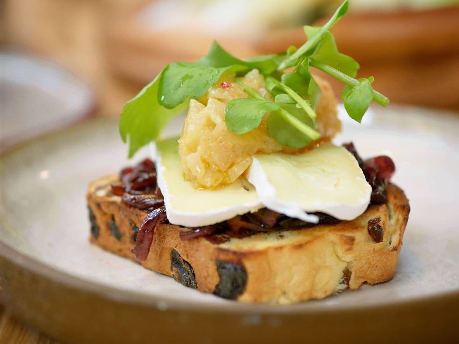 Rozijnentoast met sjalottenconfituur, relish van peer en Belgische kaas